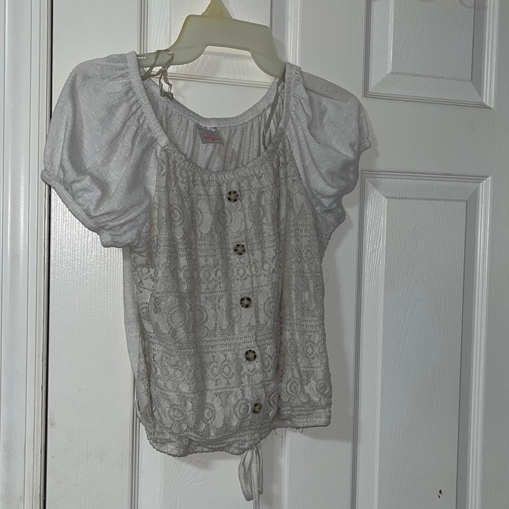 I am selling a while t shirt it’s super cute!